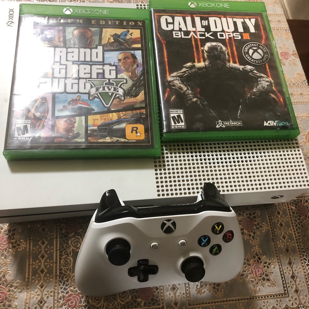 comes with all cords and gta 5 and black ops call of duty 3,call of dutyvanguard